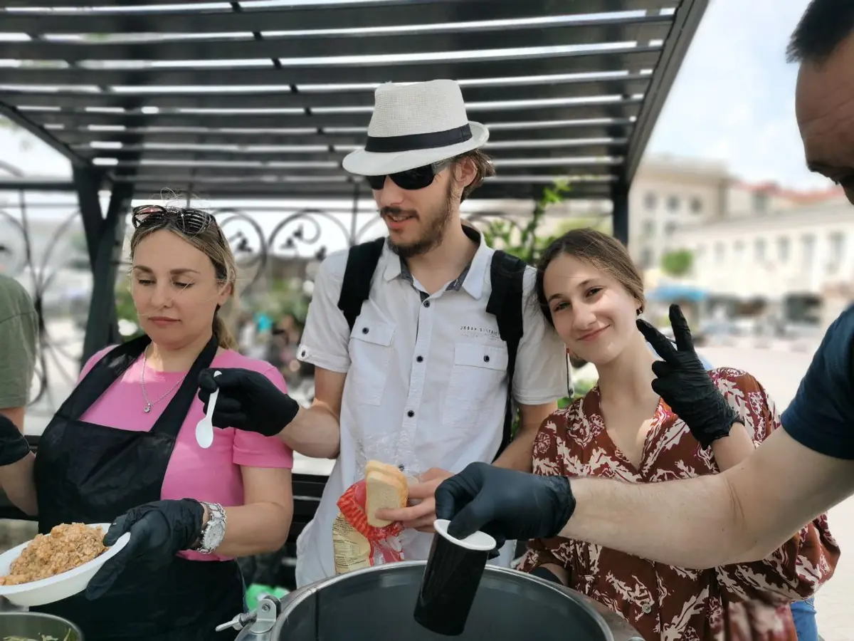 Волонтёры раздают хлеб и напитки